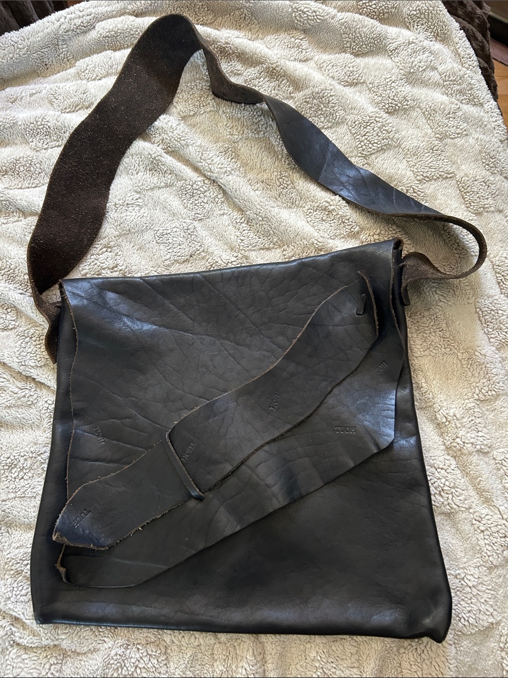 TUOH Leather Messenger Bag - Black
